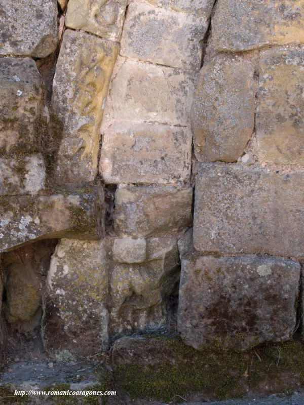 DETALL DEL LADO IZQUIERDO DE LA PORTADA NORTE